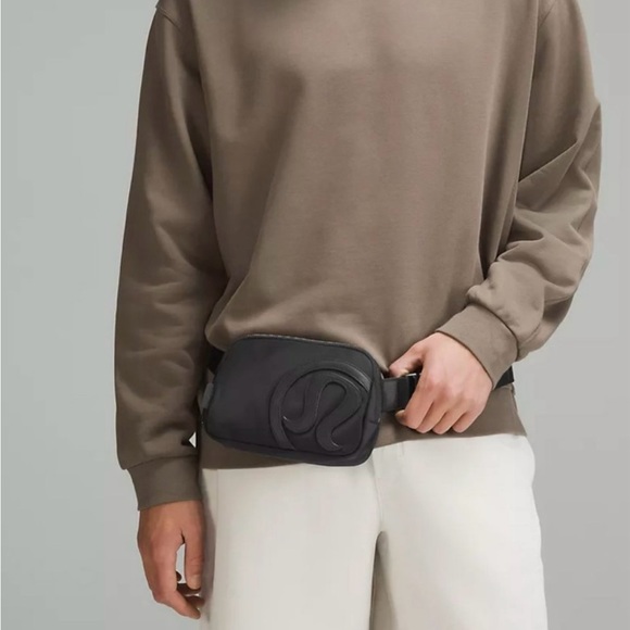 Lululemon NWT | Everywhere Belt Bag in Black/BlackVolume: 1L - Picture 4 of 10